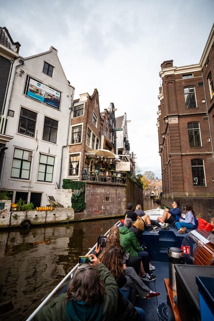 Amsterdam:Old City Canal Cruise with Live Guide and Open Bar - Stories of Amsterdam’s canal ring