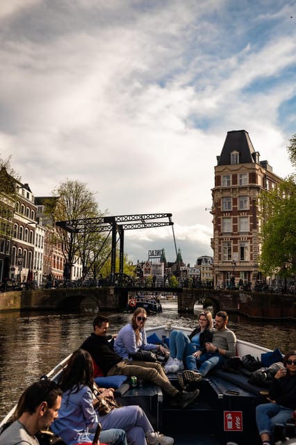 Amsterdam:Old City Canal Cruise with Live Guide and Open Bar - Bridges, houseboats, and life along the water