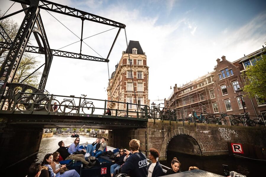 Amsterdam:Old City Canal Cruise with Live Guide and Open Bar - Choosing the best time to go