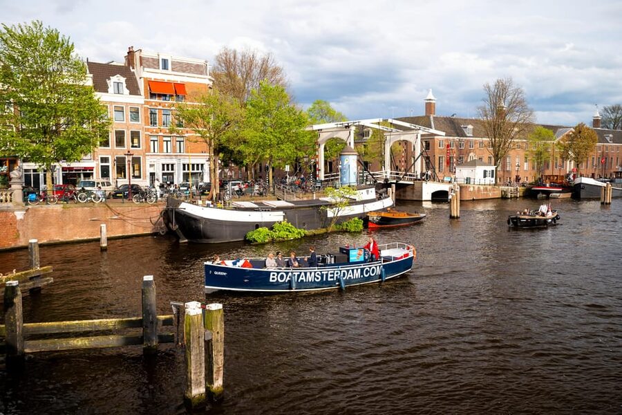 Amsterdam:Old City Canal Cruise with Live Guide and Open Bar - Meeting the boat at the H’Art Museum
