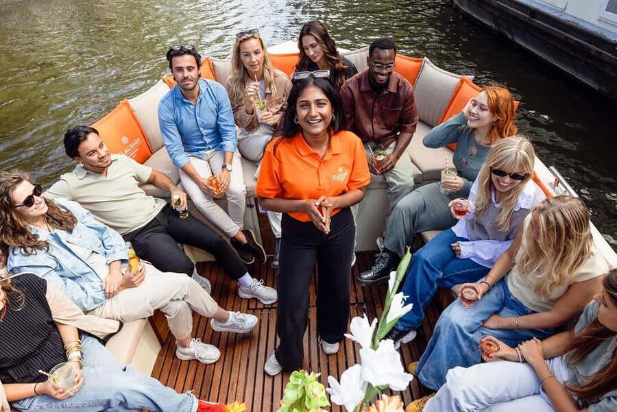 Amsterdam: Open Boat Cruise option Unlimited Drinks & Bite - How the commentary affects the ride