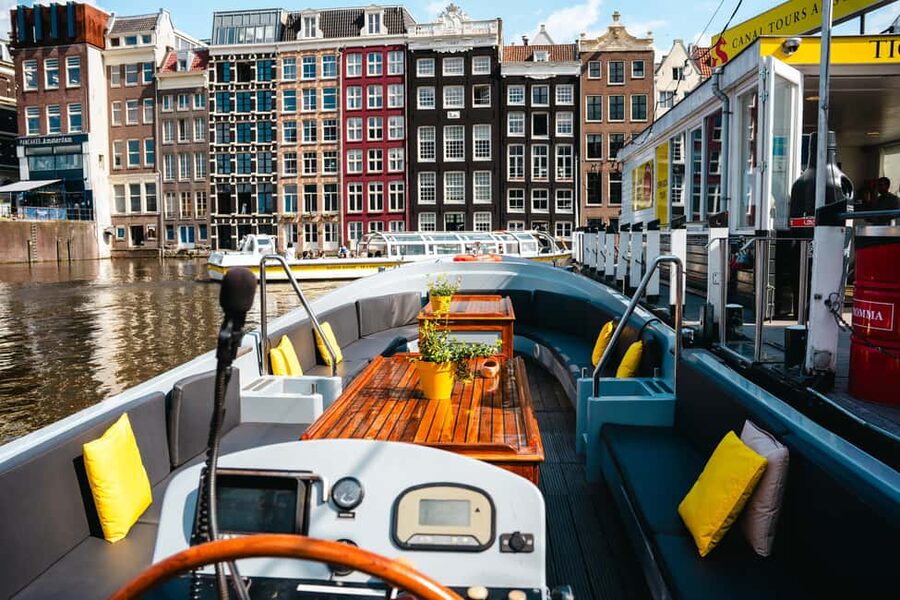 Amsterdam: Open Boat Tour of Canals with Expert Local Guide - Magere Brug and the return to central Amsterdam