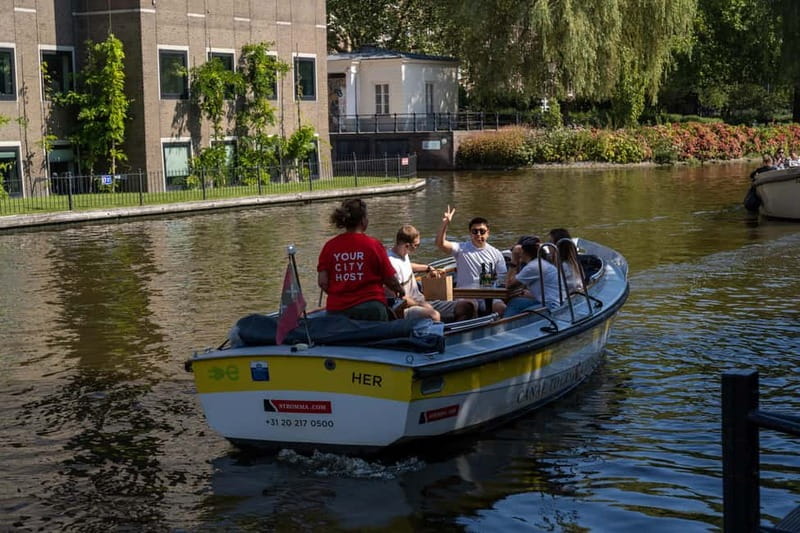 Amsterdam: Open Boat Tour of Canals with Expert Local Guide - What the guide adds to a one-hour cruise
