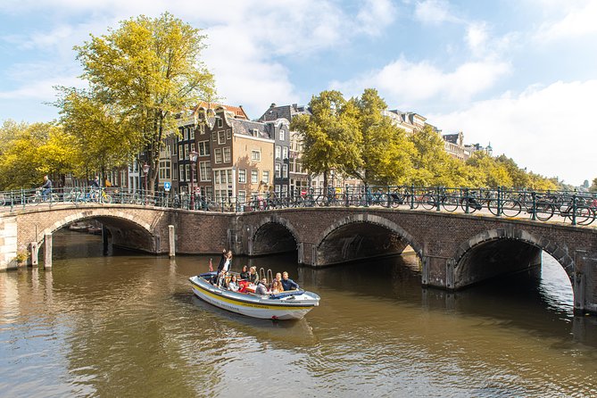 Amsterdam Open Boat Tour with Local Guide - Why the live captain matters