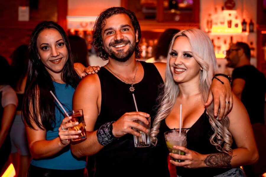 Amsterdam: Original Pub Crawl Party with VIP Entrance - Four hours, with freedom at the end