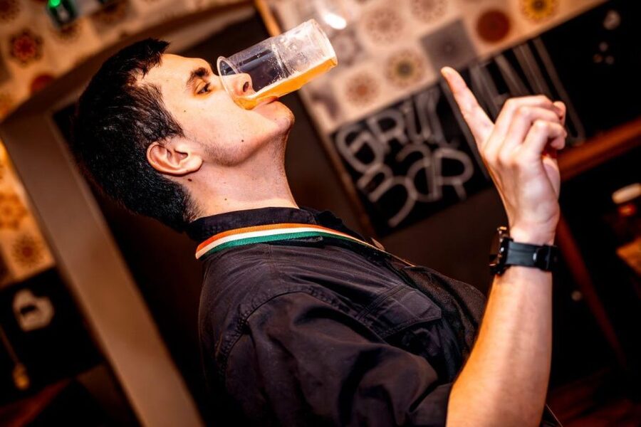 Amsterdam: Original Pub Crawl Party with VIP Entrance - Walking from the Red Light District to Leidseplein