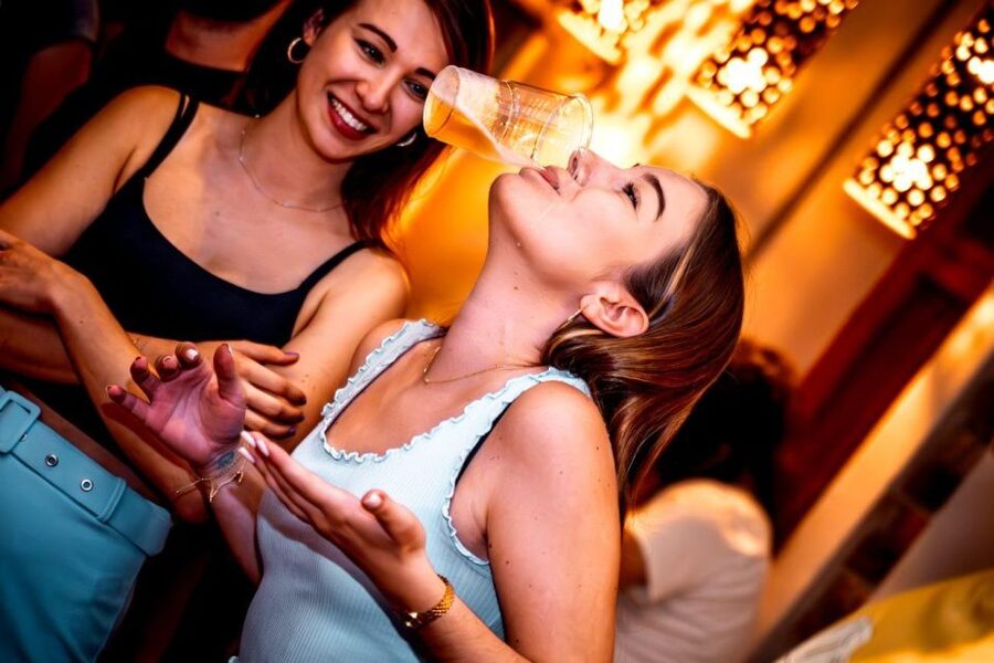 Amsterdam: Original Pub Crawl Party with VIP Entrance - The guide can make or break the night