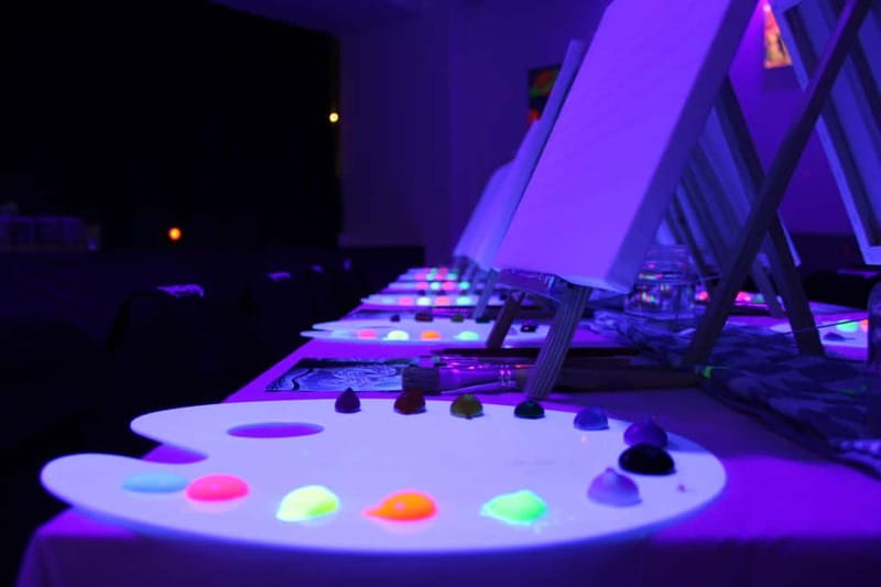 Amsterdam: Paint and Sip in the Dark at Rembrandt van Wine - Meeting point, access, and timing