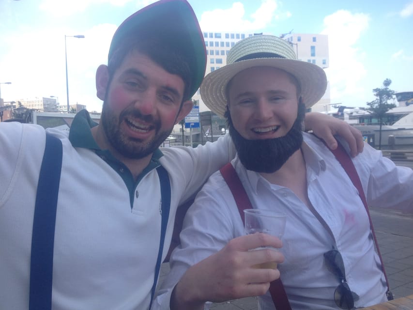 Amsterdam: Party Bike Tour with Beer - Drinking games and meeting people