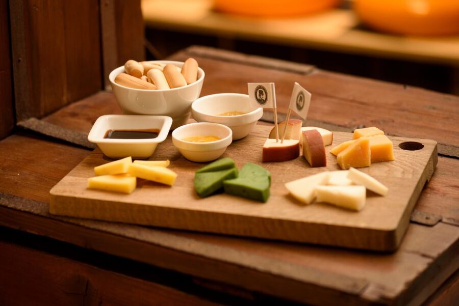 Amsterdam: Premium Henri Willig Cheese Tasting Experience - Drinks that make the tasting feel like a full experience
