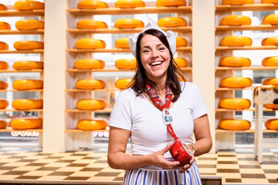 Amsterdam: Premium Henri Willig Cheese Tasting Experience - Ten cheeses, three dips, and plenty to compare