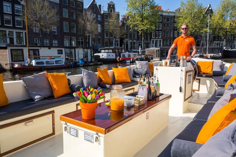 Amsterdam: Private BBQ Cruise with Personal Chef & Drinks - The Vegetarian Menu Needs Advance Planning