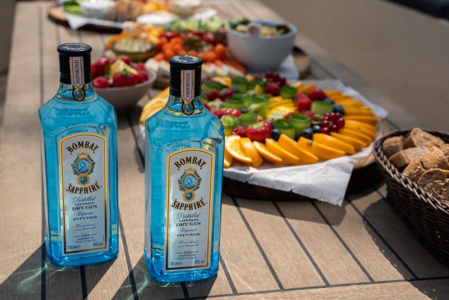 Amsterdam: Private Canal Booze Cruise with Unlimited Drinks - Guides, service, and the private group format