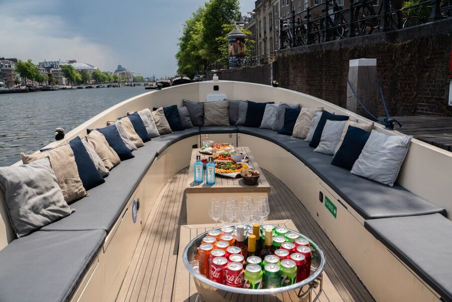 Amsterdam: Private Canal Booze Cruise with Unlimited Drinks - A private hour on Amsterdam’s canals