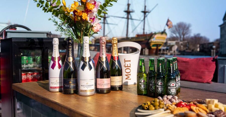 Amsterdam: Private Canal Cruise with Drinks and Snacks - Setting off behind the Apple Store