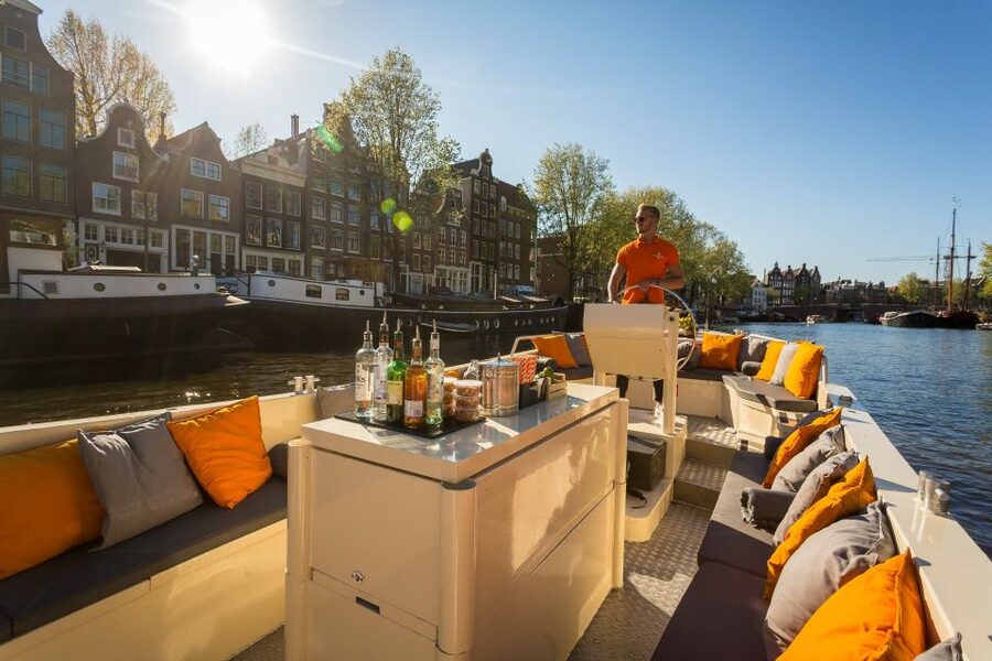 Amsterdam: Private Cruise with Drinks & Optional Snacks - The skippers make the difference