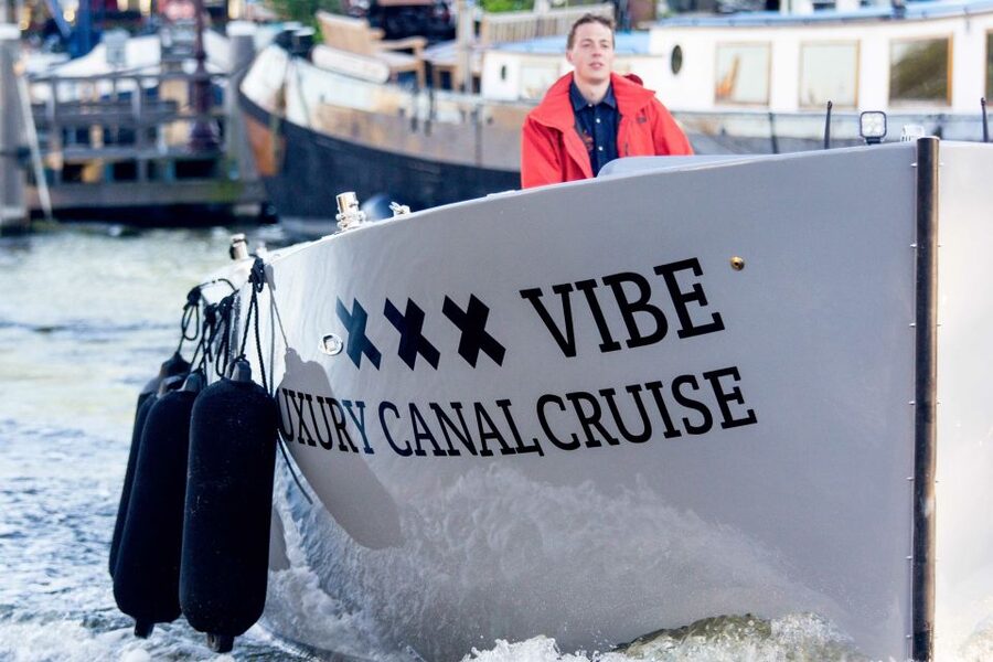 Amsterdam: Private Cruise with Drinks & Pizza or Burger - Who should book this cruise?