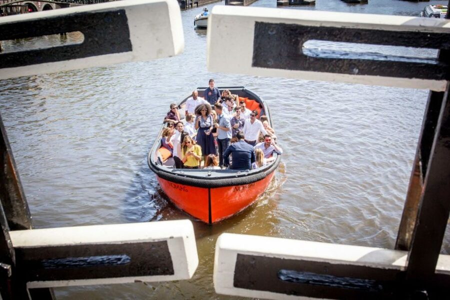 Amsterdam: Private Cruise with Drinks & Pizza or Burger - What the private guide adds