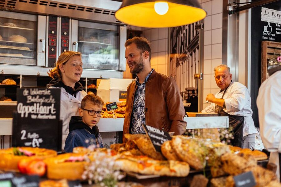 Amsterdam: Private Food Tour with a Local - The market stop and the flavor of daily Amsterdam