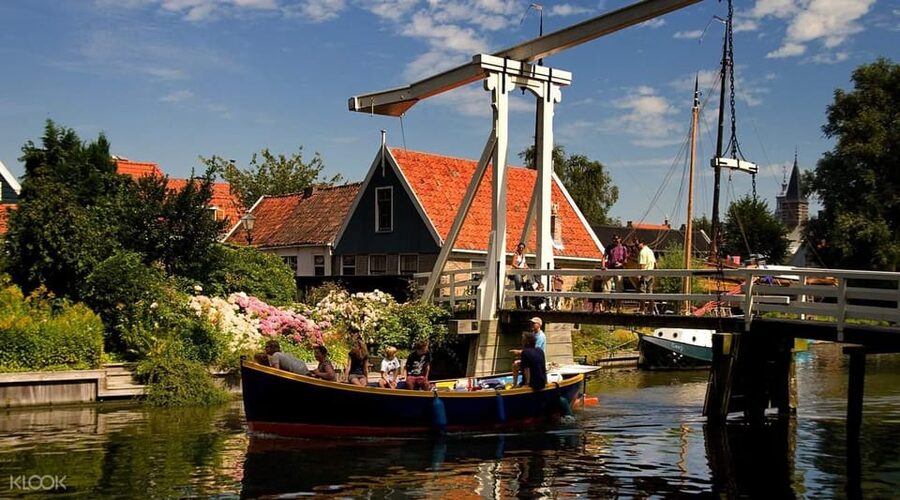 Amsterdam: Private green tour !!! Windmills, castle - Volendam for harbor views and Dutch fish