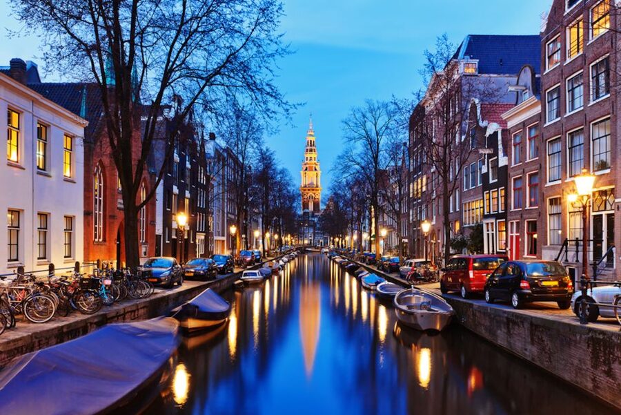 Amsterdam: Private Guided Walking Tour - Starting at Dam Square and the Royal Palace