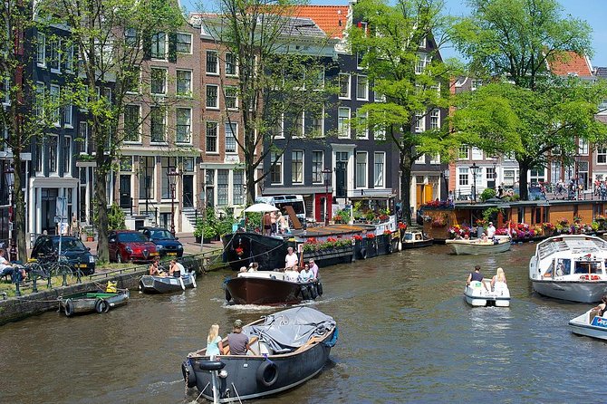 Amsterdam Private Introduction Tour - A private start on Damrak