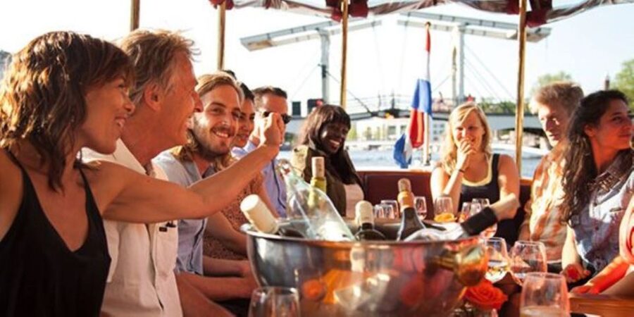 Amsterdam: Private Luxury Cruise with Pizza and Drinks - Meeting the boat Roos behind the Apple Store