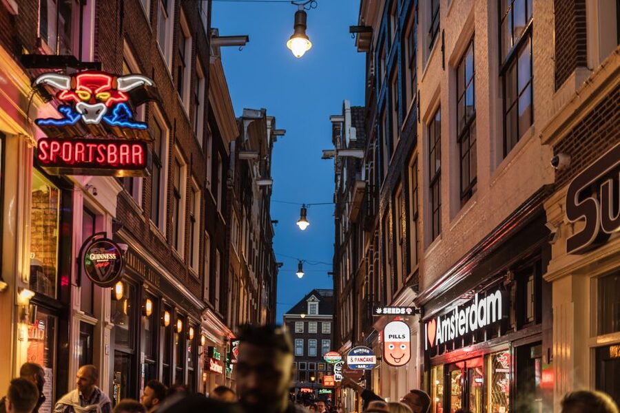 Amsterdam: Private Night Tour of Speakeasies and Bars - Meeting your guide and getting around