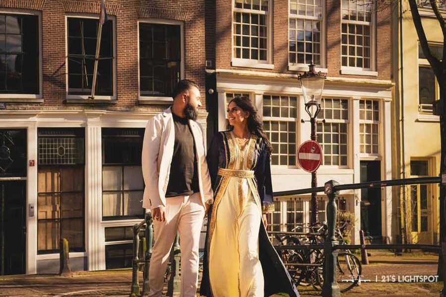 Amsterdam: Private Photoshoot for Couple, Family, or Solo - Stop 3: Raamgracht for the longest canal session