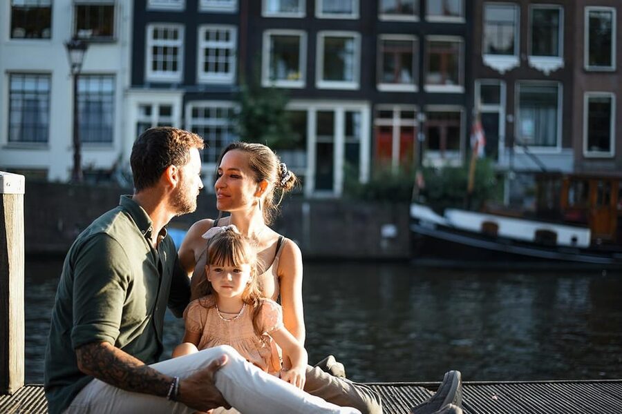 Amsterdam: Private Photoshoot in iconic locations - Meeting at the Rijksmuseum gardens