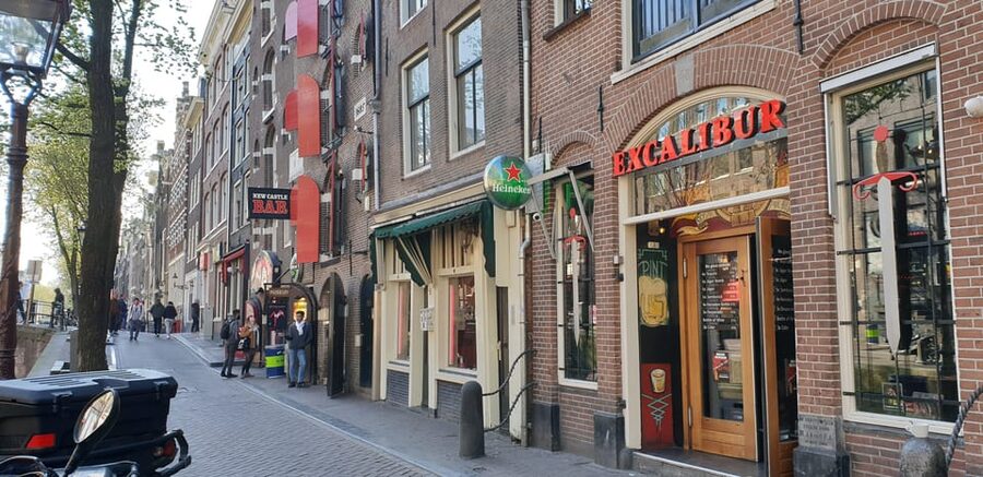 Amsterdam: Private Red Light District Tour in Spanish - Zeedijk and Chinatown: a softer introduction