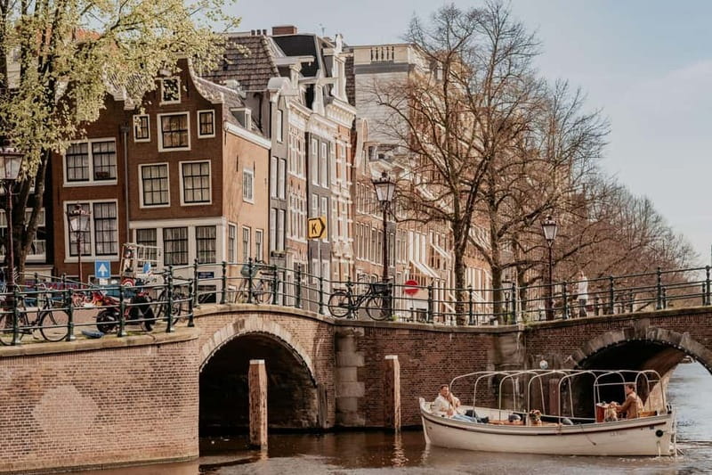 Amsterdam: Private Romantic Canal Cruise w. Prosecco/Snacks - Why this private Amsterdam cruise works for couples