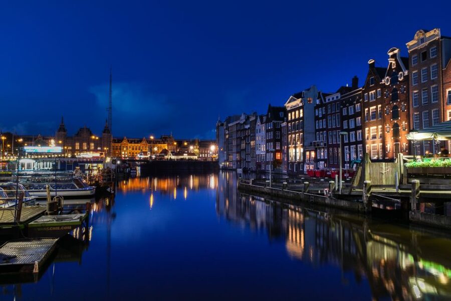 Amsterdam: Private Romantic Evening Boat Tour with Prosecco - Why this private canal cruise feels different