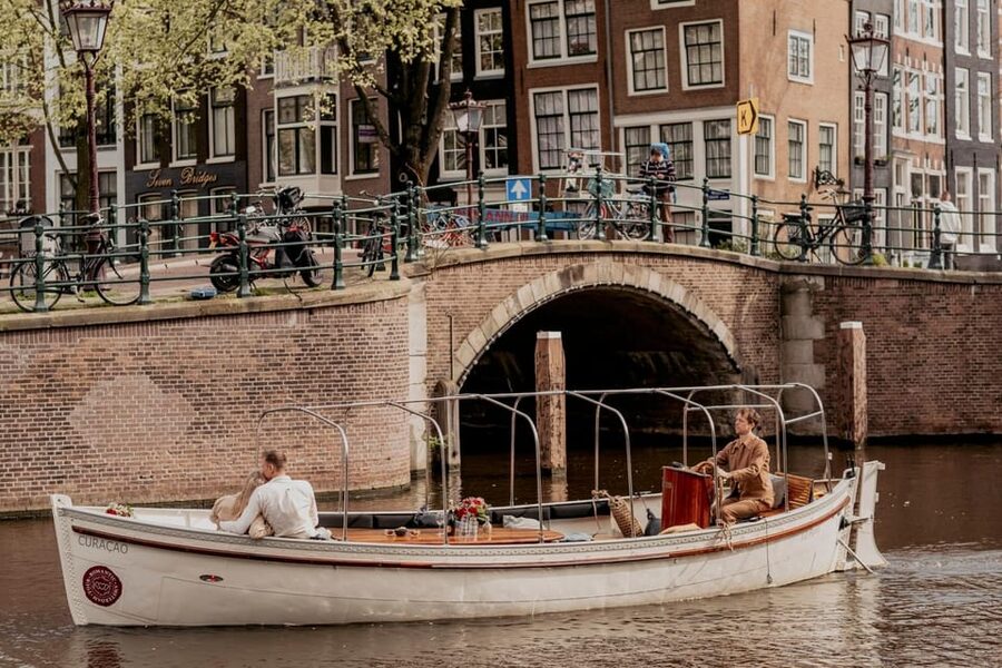 Amsterdam: Private Romantic Evening Boat Tour with Prosecco - Reguliersgracht and the famous bridge views