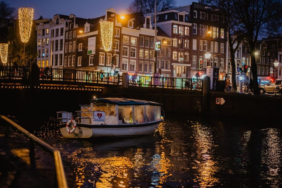 Amsterdam: Private Romantic Evening Boat Tour with Prosecco - The Amstel and Magere Brug after dark