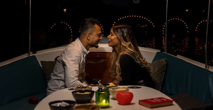 Amsterdam: Private Romantic Evening Boat Tour with Prosecco - What comes with the Prosecco service