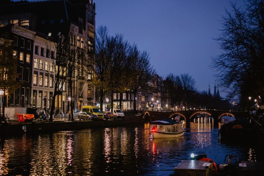 Amsterdam: Private Romantic Evening Boat Tour with Prosecco - Meeting the boat at Keizersgracht 401