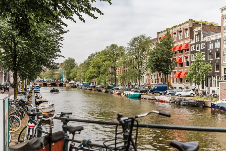 Amsterdam: Private Walking Tour of Jordaan & De 9 Straatjes - Bij Ons Vintage and the fun of looking slowly