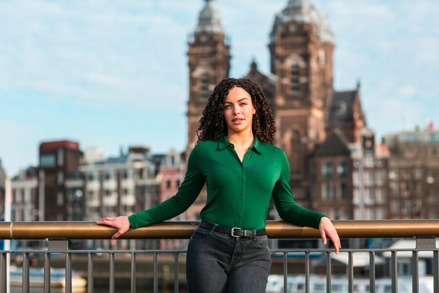 Amsterdam: Professional photoshoot at Centraal Station - A short session with a practical purpose