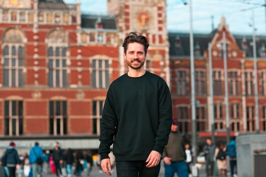 Amsterdam: Professional photoshoot at Centraal Station - Who will enjoy this most?