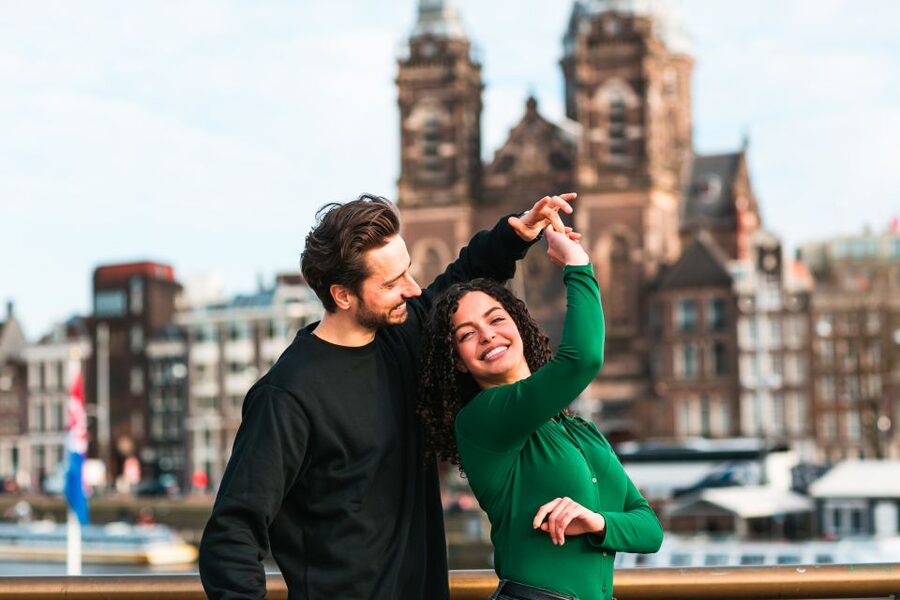 Amsterdam: Professional photoshoot at Centraal Station - What this experience does not include