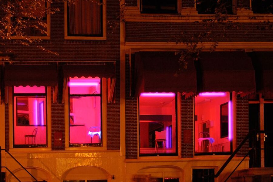 Amsterdam: Red Light District 1-hour Smartphone Audio Tour - The Oude Kerk and Belle statue