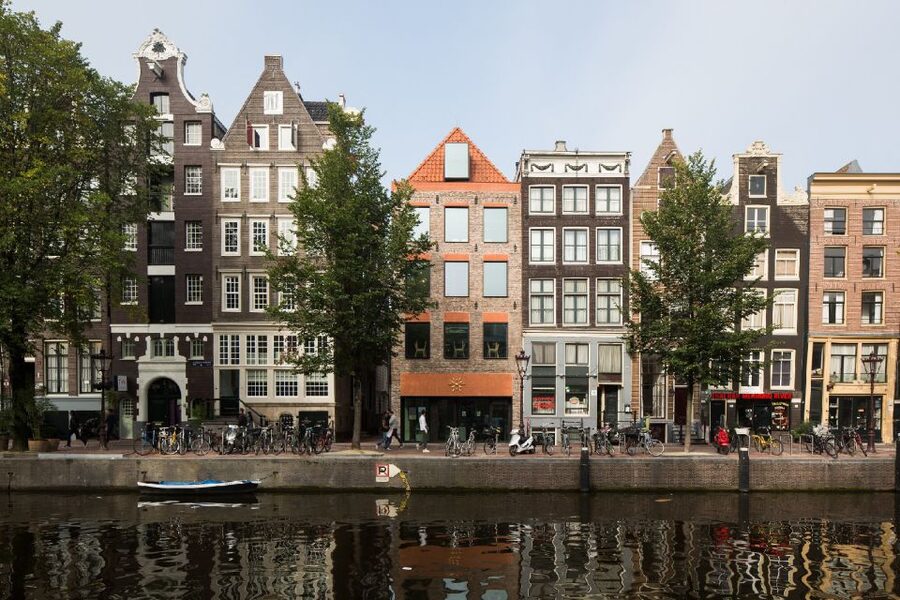Amsterdam: Red Light District 1-hour Smartphone Audio Tour - Starting at Dam Square, where Amsterdam began