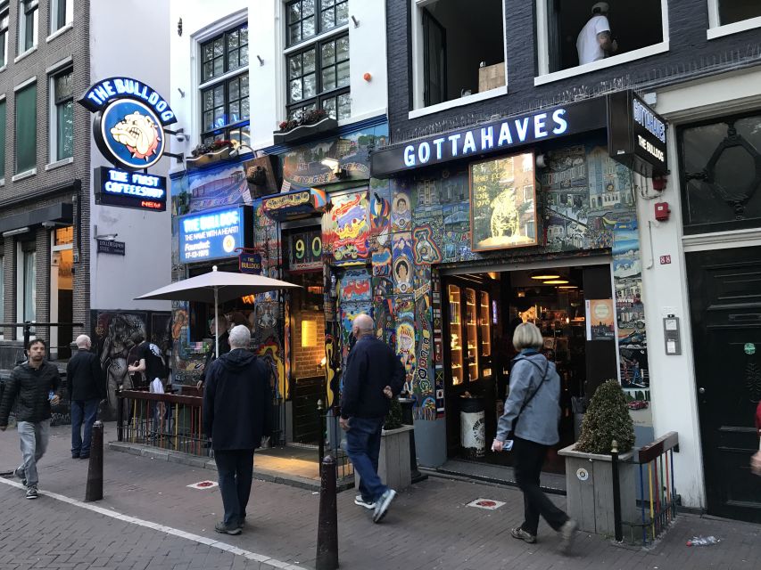 Amsterdam: Red Light District and Local Pub Tour - Narrow streets and small curiosities