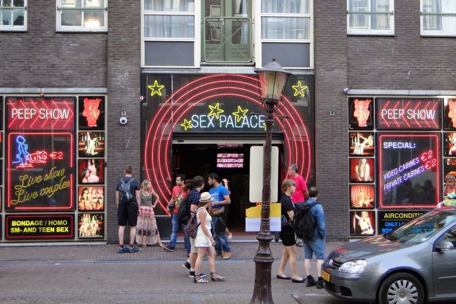 Amsterdam: Red Light District and Local Pub Tour - The $43 price and what you receive