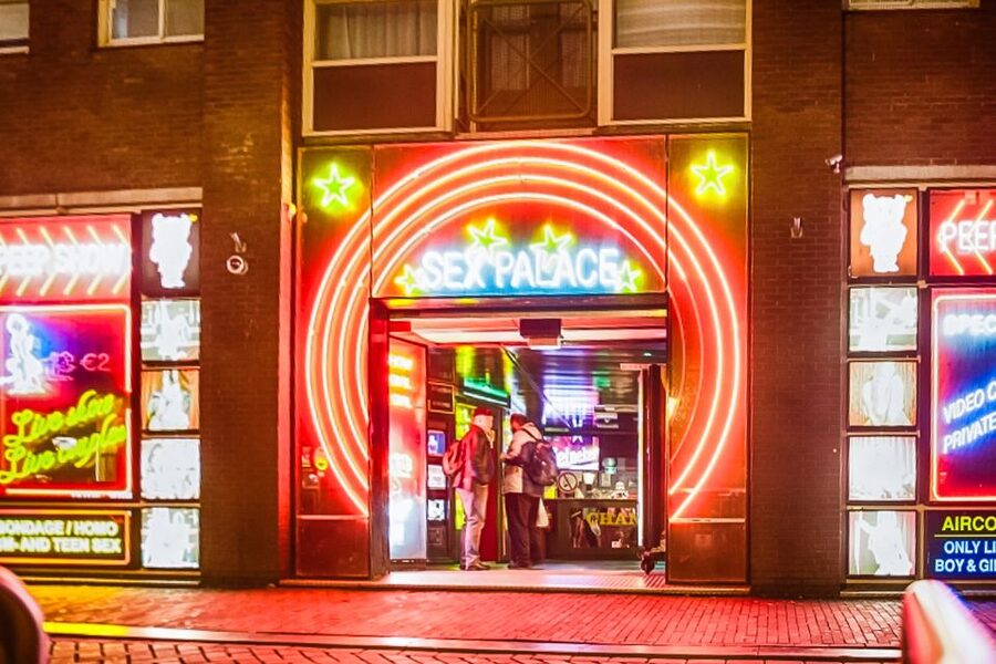 Amsterdam Red Light District & Coffee Shop Tour - Why the Red Light District is better with context