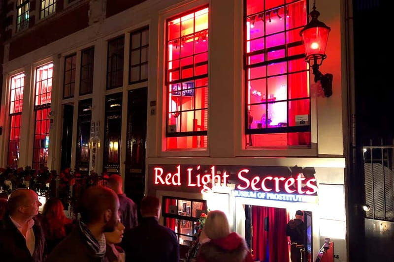 Amsterdam: Red Light District Tour - Why a guide helps in Amsterdam’s Red Light District