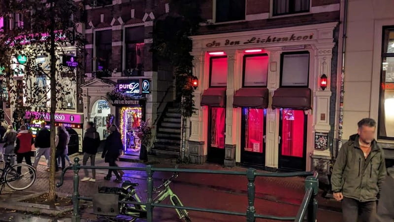 Amsterdam: Red Light District Tour - Dam Square and the wider old town