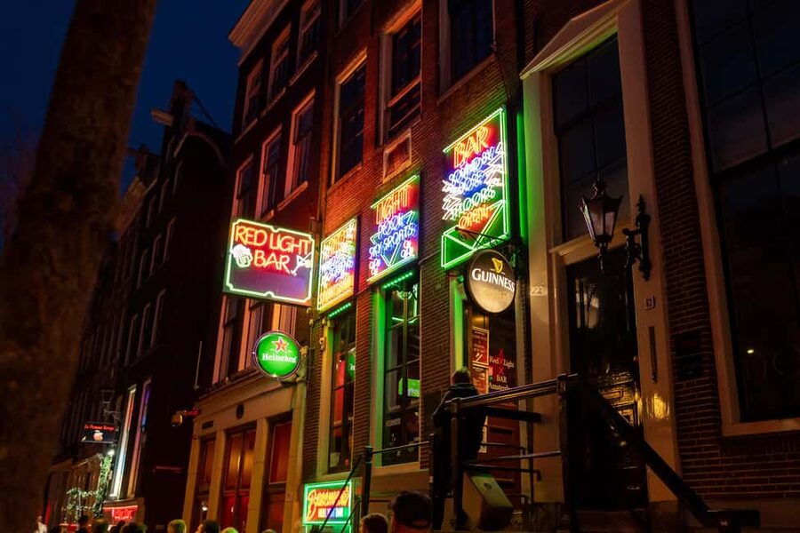 Amsterdam: Red Light District Tour in German/English/Italian - From Dam Square to Warmoesstraat