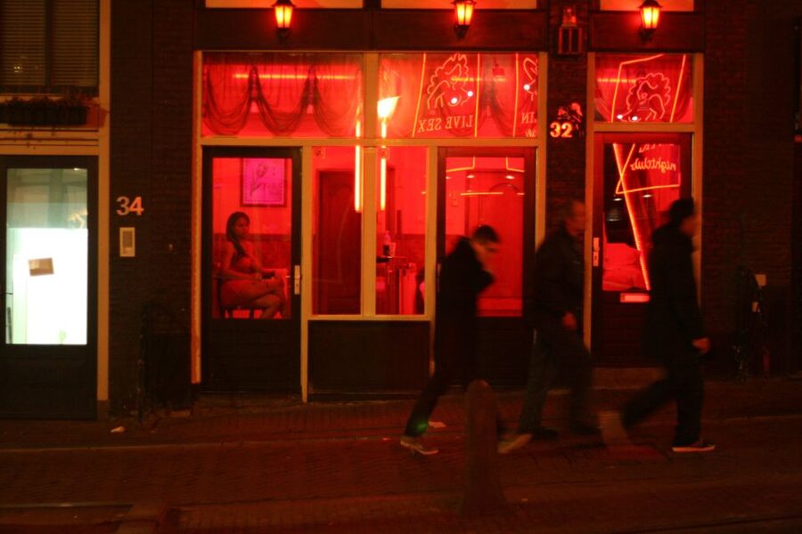 Amsterdam Red Light District tour with a local guide - Starting with Amsterdam’s old sailor quarter